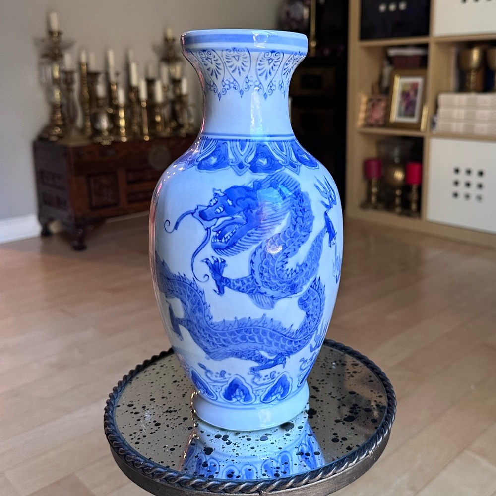 Vintage Chinese blue white porcelain vase